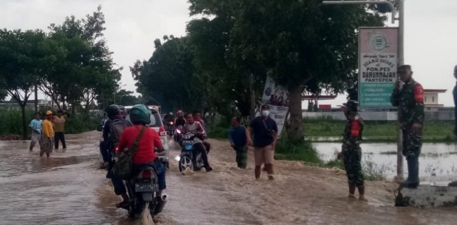 Pintu masuk Kota Sampang yang terendam banjir. SP/ BJ