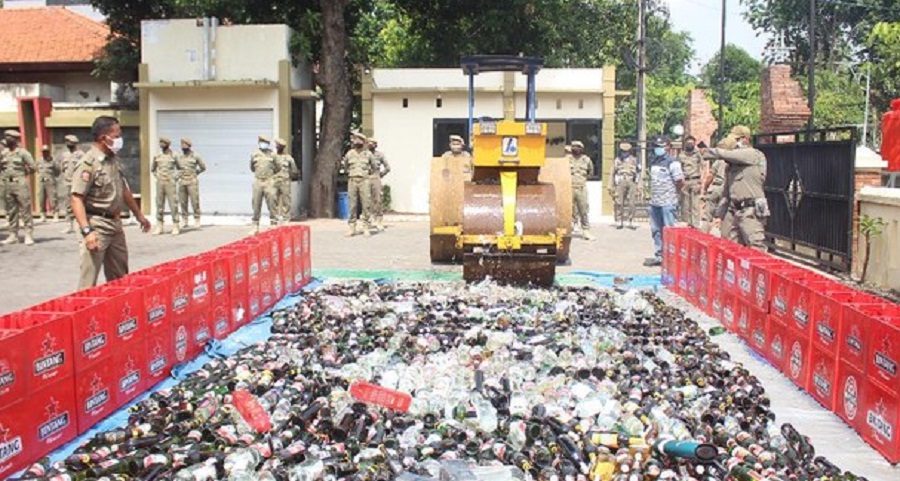 Ribuan botol miras hasil razia di Sidoarjo dimusnahkan oleh petugas Satpol PP. SP/ DECOM