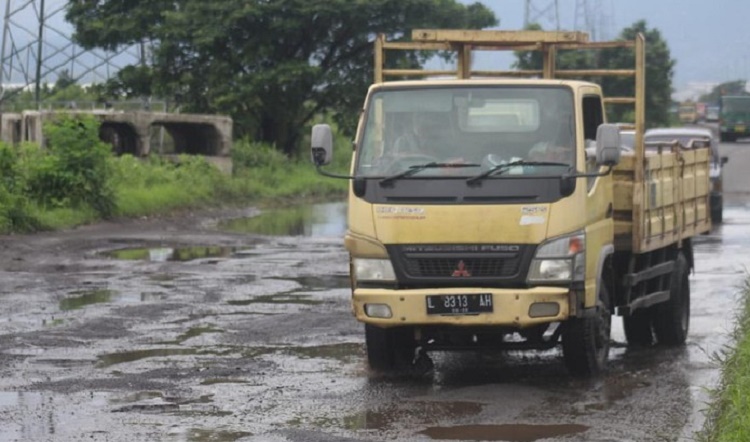 Banyak lubang di Jalan Arteri Porong Sidoarjo. SP/ DECOM
