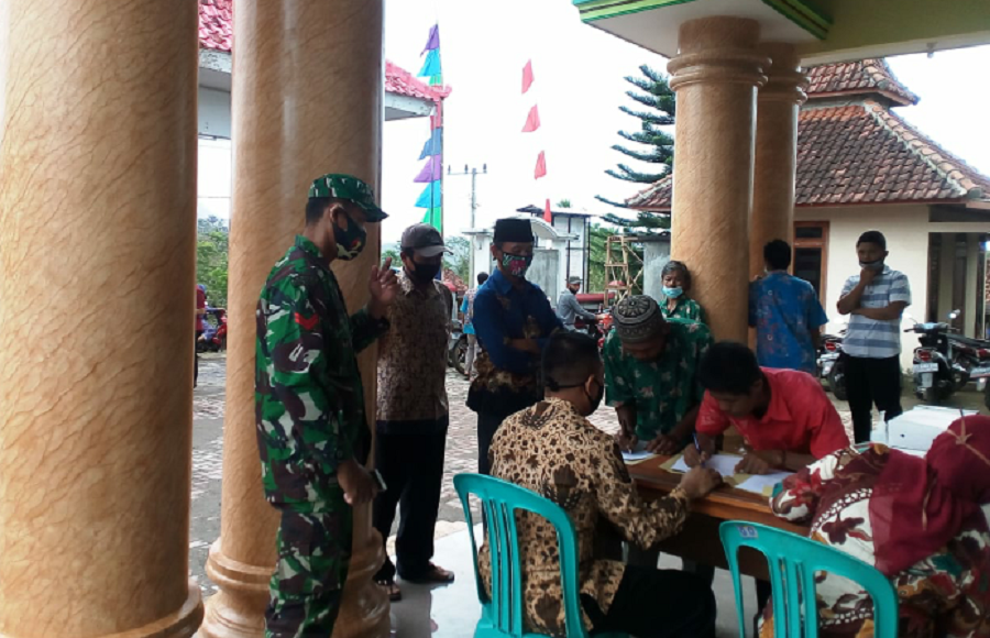 Babinsa Sukokidul ikut mendampingi penyaluran BLT kepada masyarakat. SP/ BJ