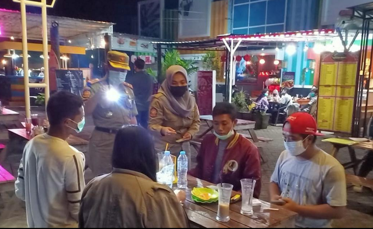 Beberapa pelanggar PPKM di Tuban yang terkena denda. SP/ L6