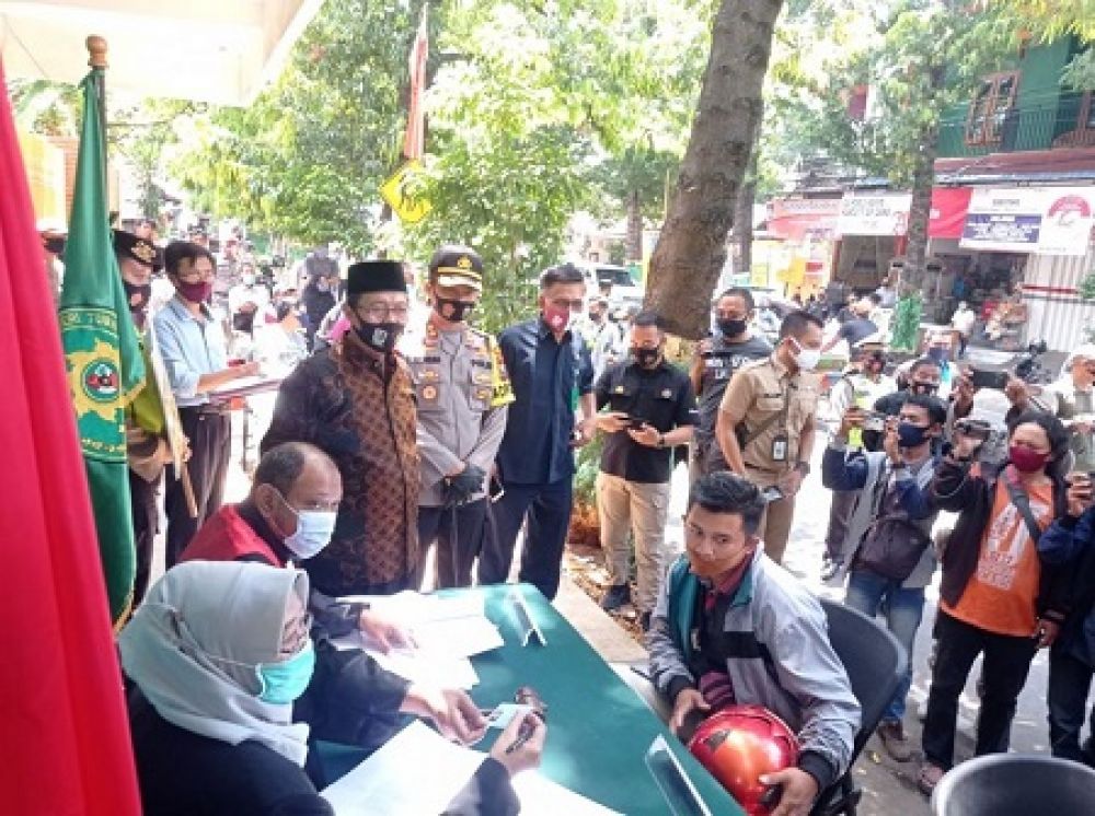 Petugas menindak warga Tuban yang tidak memakai masker. SP/ JT