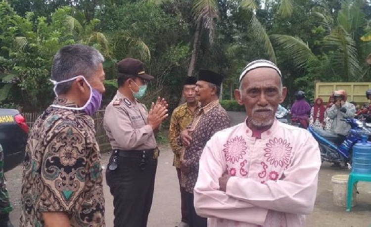 Warga saat mengajukan izin hajatan usai PPKM di Tulungagung dilonggarkan. SP/ MRD