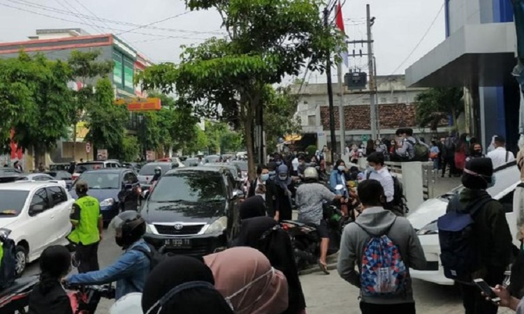 Satgas Covid-19 Tulungagung membubarkan kegiatan rekrutmen karyawan yang dilakukan Bank BCA. SP/ DECOM