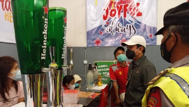 Petugas yang mendatangi tempat karaoke di Kedungwaru karena nekat buka lewat jam malam. SP/ JT