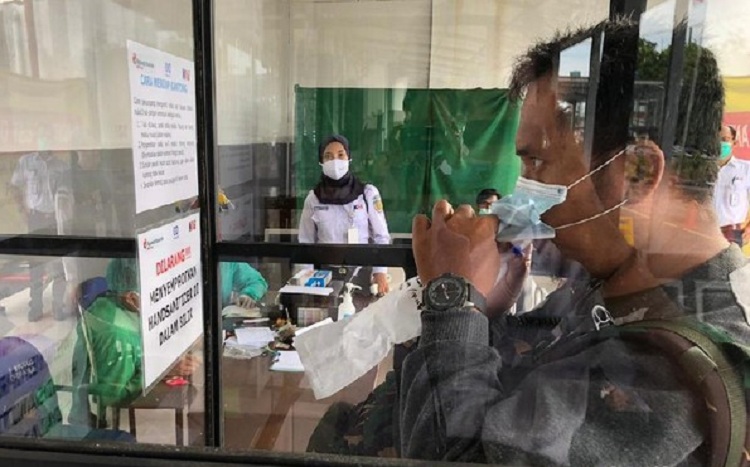 Salah satu penumpang yang melakukan tes dengan GeNose C19 di stasiun. SP/ BYW