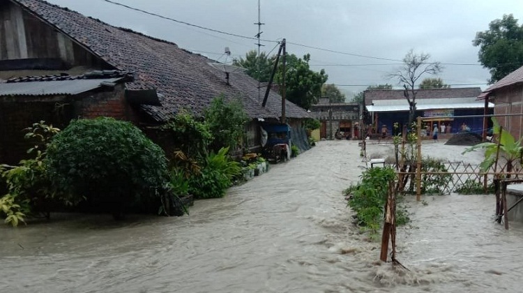 Rumah warga di Gondang Bojonegoro yang terendam banjir. SP/ BPBD Bojonegoro