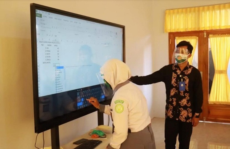 Proses pembelajaran tatap muka di SMK IBU. SP/ Jmr