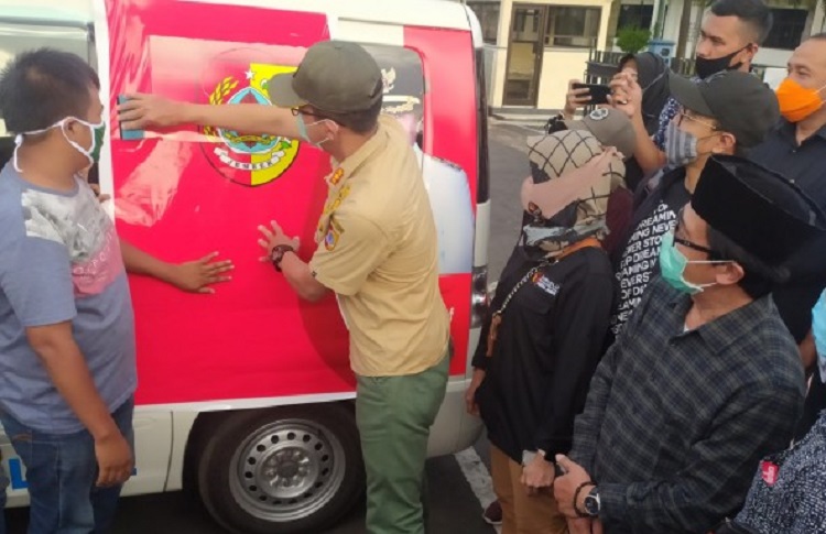 Plt Bupati Jember Abdul Muqit Arief didampingi Bawaslu Jember menyaksikan penutupan gambar calon bupati petahana Faida. SP/ JT