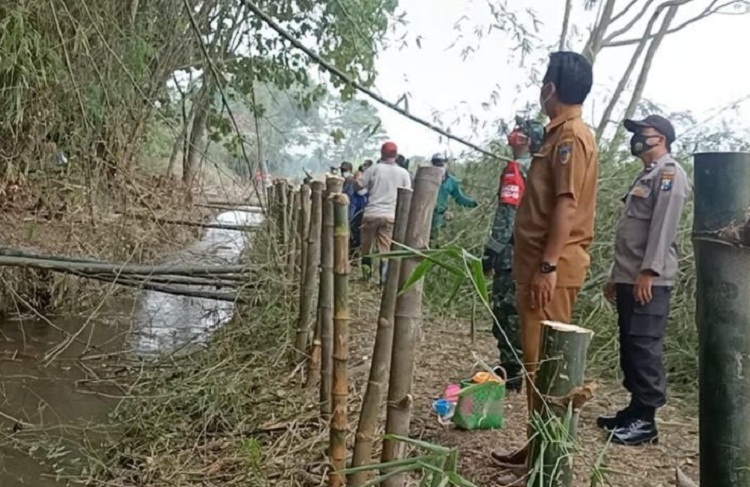 Disnakertrans Kabupaten Kediri saat meninjau lingkunga sekitar Desa untuk dilakukan program padat karya. SP/ BJ
