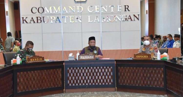 Rapat Satgas Penanganan Covid-19 di Ruang Command Center Pemkab Lamongan. SP/ DECOM