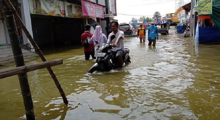 Banjir di jalanan Lamongan mulai surut. SP/ DECOM