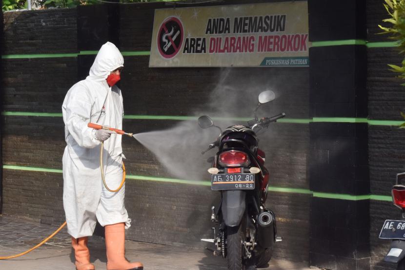 Petugas menyemprotkan cairan disinfektan di lingkungan Puskesmas Patihan Kota Madiun. SP/ L6