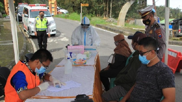 Petugas saat memberikan sanksi bagi pengendara yang melanggar protokol kesehatan PPKM Mikro. SP/ MGT