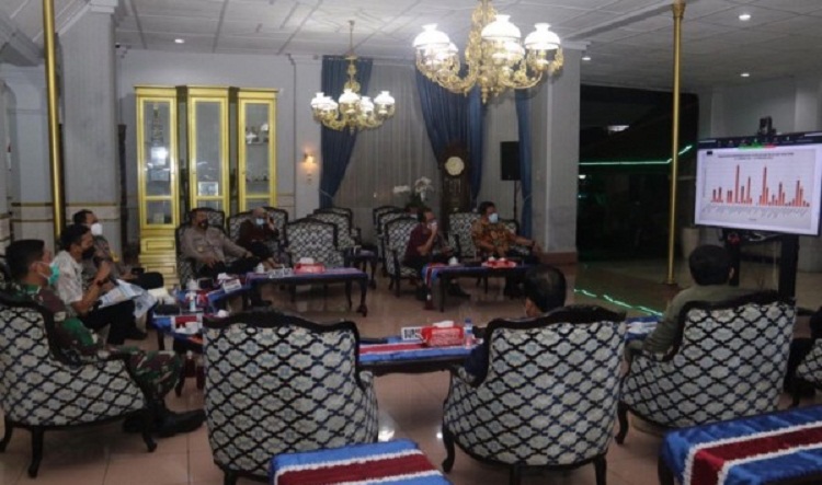 Suasana sesaat sebelum rapat persiapan PPKM skala mikro bersama Forkopimda Jatim yang diadakan secara virtual. SP/ JT