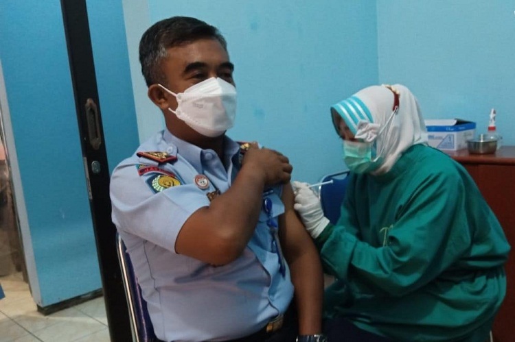 Kalapas Kelas I Malang, Anak Agung Gede Krisna saat disuntik vaksin di RSIA Refa Husada, Kota Malang. SP/ BJ