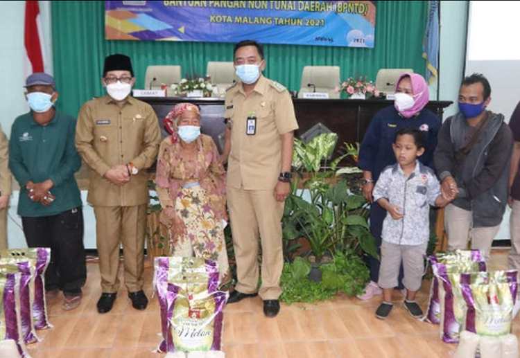 Wali Kota Malang, Sutiaji saat menyalurkan bantuan pangan non tunai daerah. SP/ Humas Pemkot Malang