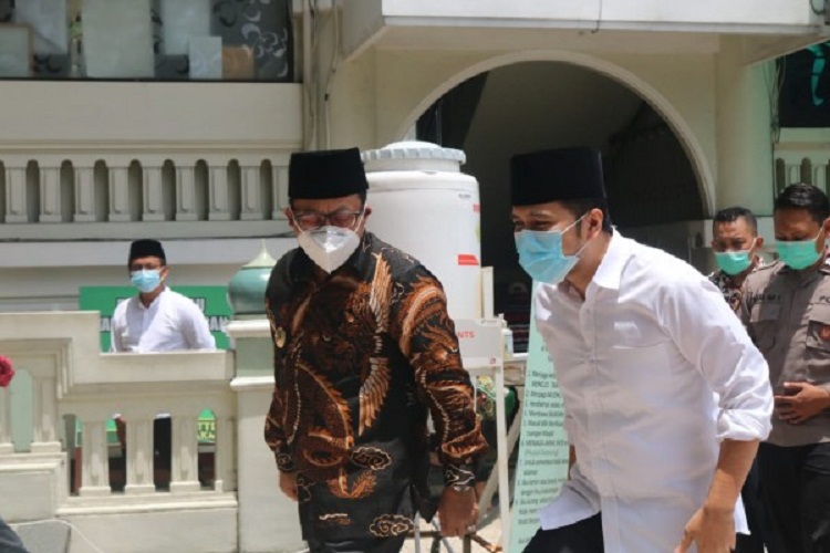 Wakil Gubernur Jawa Timur Emil Elistianto Dardak (baju putih) didampingi Wali Kota Malang Sutiaji saat berkunjung ke Masjid Jami' Kota Malang. SP/ JT