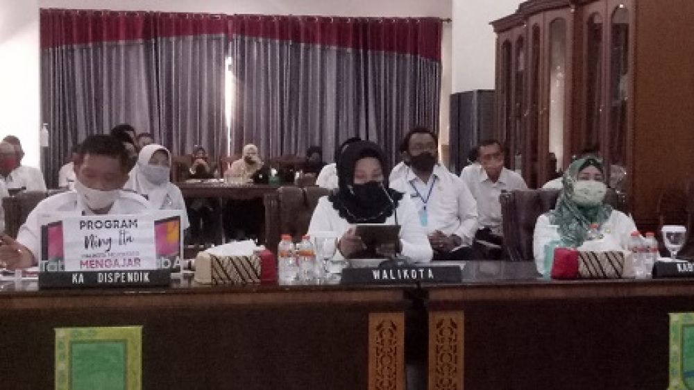 Wali Kota Mojokerto, Ika Puspitasari saat mengajar secara daring kepada puluhan pelajar SD Negeri dan Swasta se Kota Mojokerto, Rabu (16/9/2020) pagi. SP/ DWY