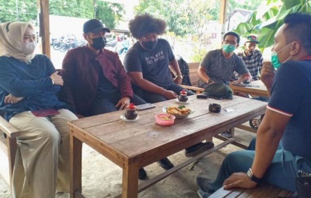 Cabup Tuban Lindra (pakai topi) ketika menikmati kopi di warung Pendopo jalan Brawijaya Tuban. SP/ HP