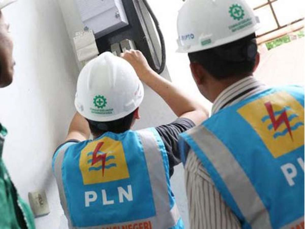 Pemeliharaan jaringan listrik oleh petugas PLN. SP/KNK
