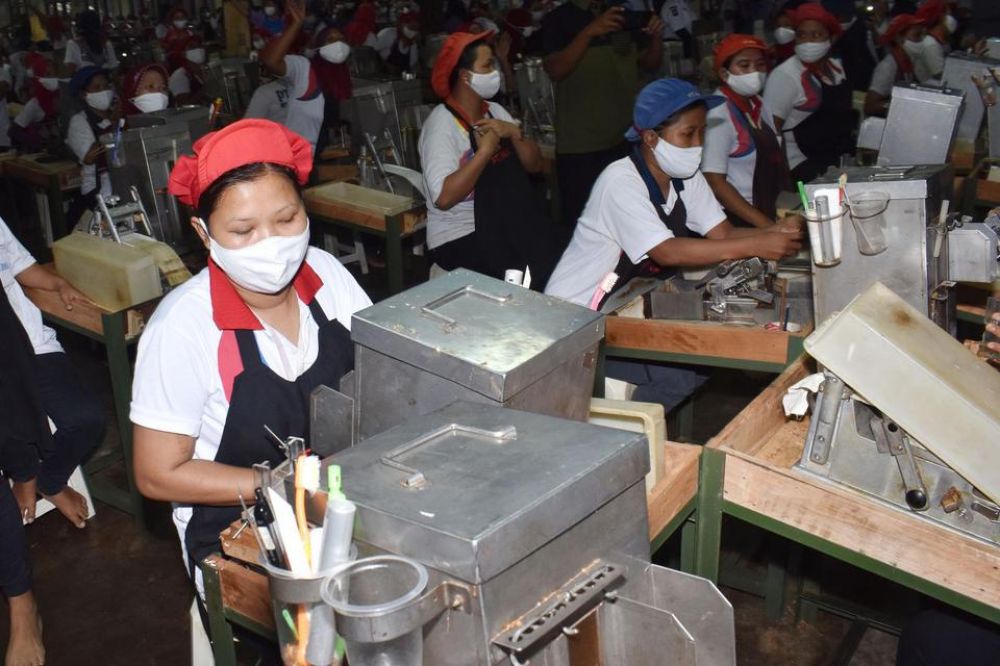 Suasana pekerja di ruang produksi pabrik rokok PT Digjaya Mulia Abadi (DMA) mitra PT HM Sampoerna. SP/ANT