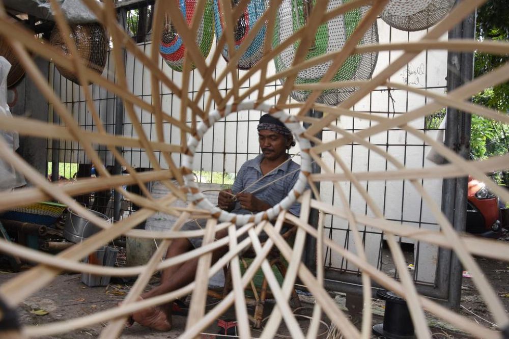 Perajn memproduksi kerajinan rotan. SP/ANT