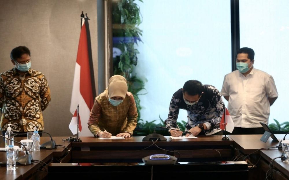 Direktur PT Pertamina (Persero), Nicke Widyawati melakukan penandatangan kerja sama dengan PT Microsoft Indonesia diwakili oleh Country GM Presiden Direktur, Haris Izmee yang disaksikan oleh Menteri BUMN, Erick Thohir. SP/BSN
