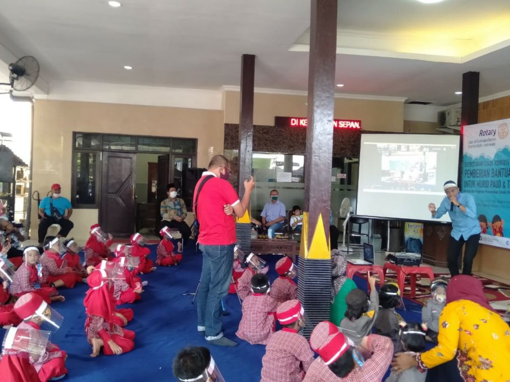 Murid Paud dan TK Akasia Sepanjang saat mendengarkan dongeng.