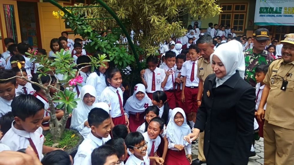 Bupati Jember Faida saat mengunjungi sekolah sebelum pandemi. SP/JTM