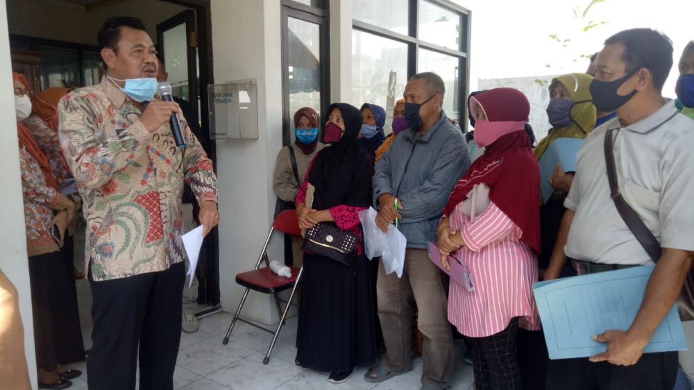 Bupati Pungkasiadi saat meninjau pendaftaran BPUM Kabupaten Mojokerto. SP/Dwy Agus Susanti