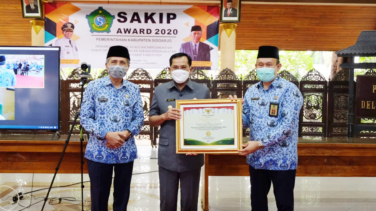 Tim evaluasi SAKIP Senin (30/11) kemarin, menyerahkan hasil evaluasinya ke OPD di di pendopo Delta Nugraha.SP/SUGENG