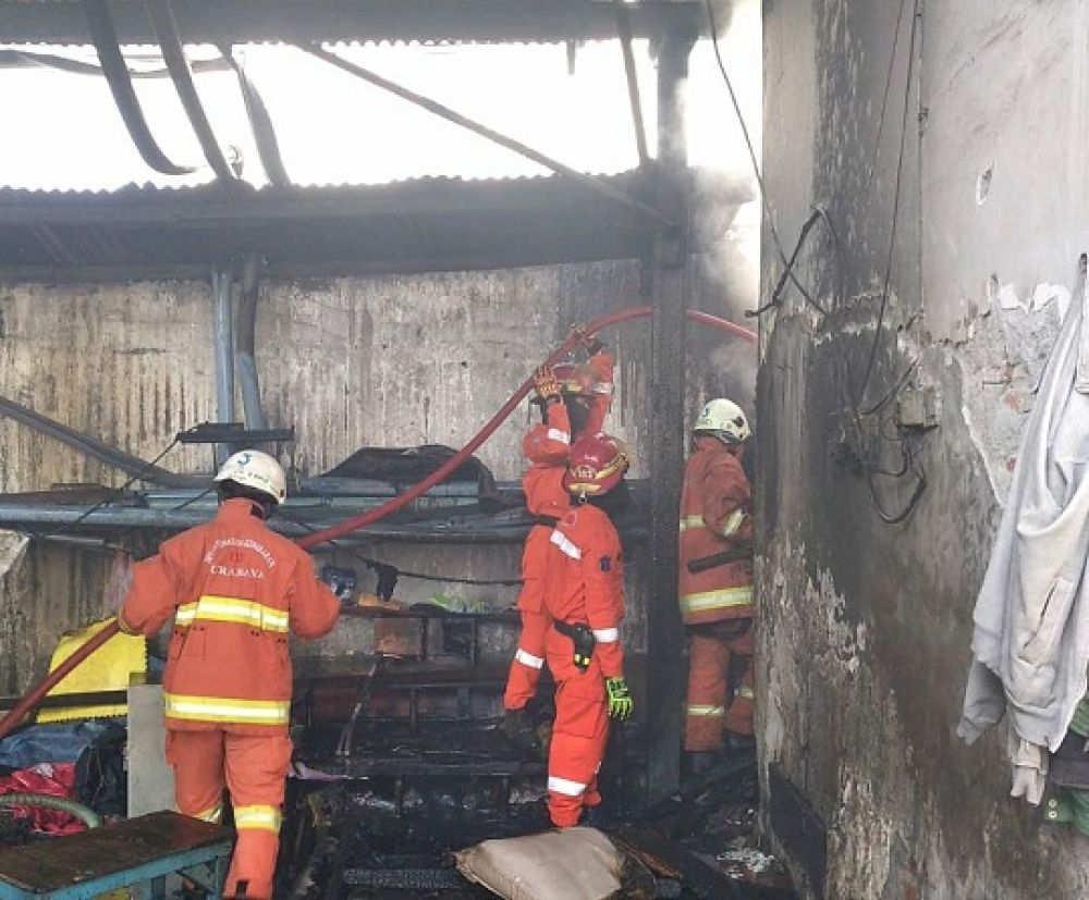 Petugas damkar telah memadamkan api dan memasuki pabrik es yang kondisinya sudah hangus terbakar. Minggu (23/8/2020).SP/TYAN