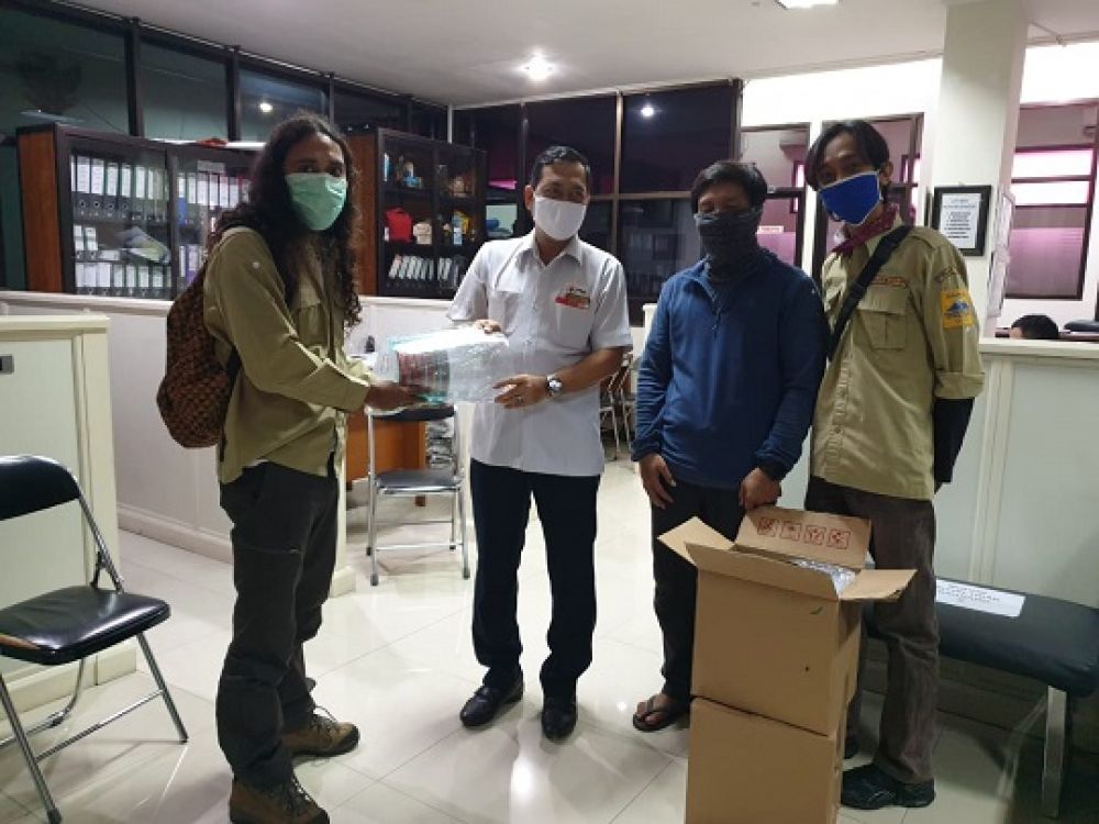 Pemberian bantuan alat pelindung diri (APD) berupa face shield oleh SAR Surabaya, Rabu (13/5). (SP/Patrik Cahyo)