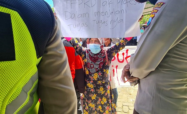 Warga saat melakukan demo menuntut verifikasi ulang bacakades.