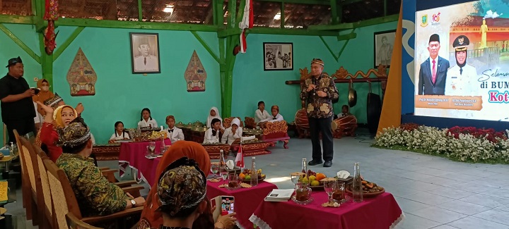 Menko PMK Muhadjir Effendy usai kegiatan HUT Kota Mojokerto ke-105. SP/Dwy AS