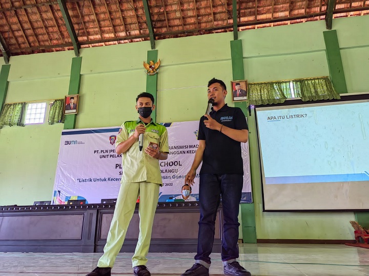 Tim PLN saat menyambangi SMKN 3 Boyolangu pada acara PLN Goes to School