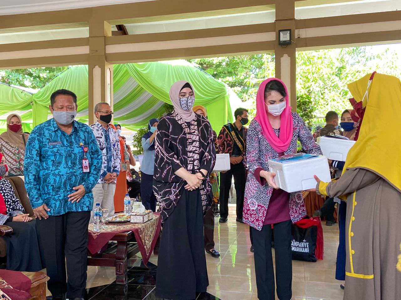 Foto : Ketua Forikan Jatim Arumi Bachsin memberikan paket produk olahan ikan kepada masyarakat di Kota Probolinggo, kemarin.SP/ Riko Abdiono.
