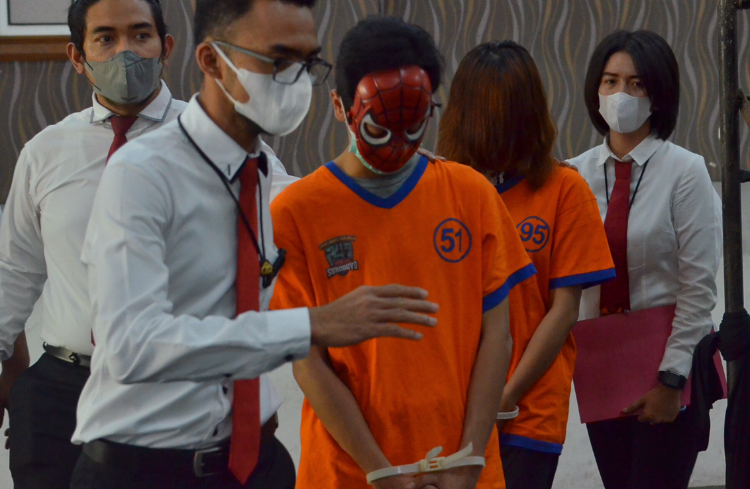 Polisi menggiring dua pelaku yang melakukan praktek aborsi di Mapolrestabes, Surabaya, Senin (6/9/2021). Sp/Arlana