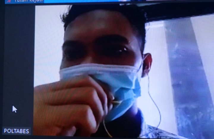 Terdakwa Andy Kurniawan mendengarkan jaksa membacakan tuntutan di ruang Candra PN Surabaya, secara online, Senin (27/09/2021). SP/Budi Mulyono