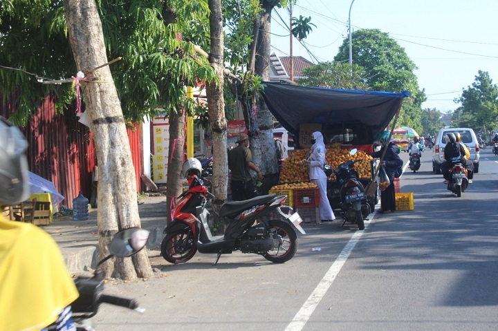Pedagang kaki lima berjualan di bahu jalan serta trotoar jalan KH Wahid Hasyim Jombang. SP/Sarep