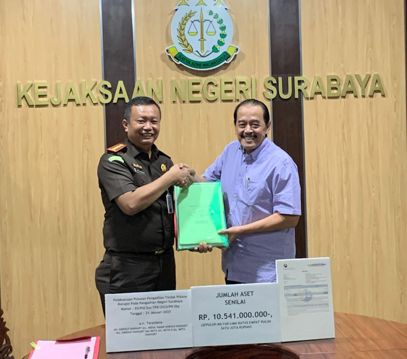 Dirut PT PWU Erlangga Satriagung menerima pengembalian aset yang sudah diselamatkan bersama Kejaksaan Negeri Surabaya, Selasa 18/4/2023.