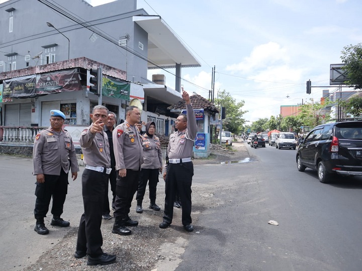 Kapolres Blitar AKBP Anhar Arlia Rangkuti S.I.K bersama jajaran saat melakukan pemantauan. SP/Lestariono