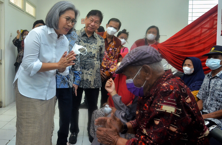 Indah Kurnia saat melakukan peninjauan kepada peserta yang mengikuti periksa kesehatan di klinik Abdihusada Utama, Jl. Mulyosari, Surabaya, Senin 27/6/2022. Sp/Arlana