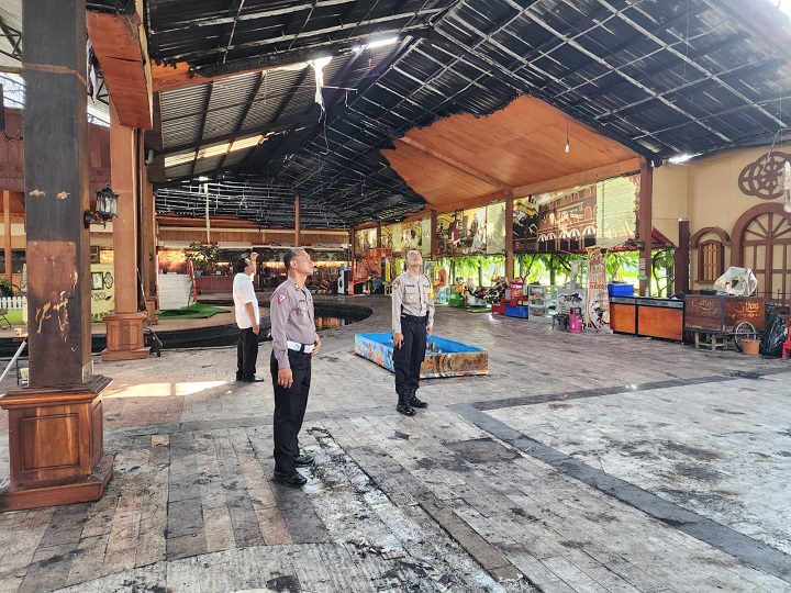 Petugas mendatangi lokasi pasca api berhasil dipadamkan. SP/Lestariono