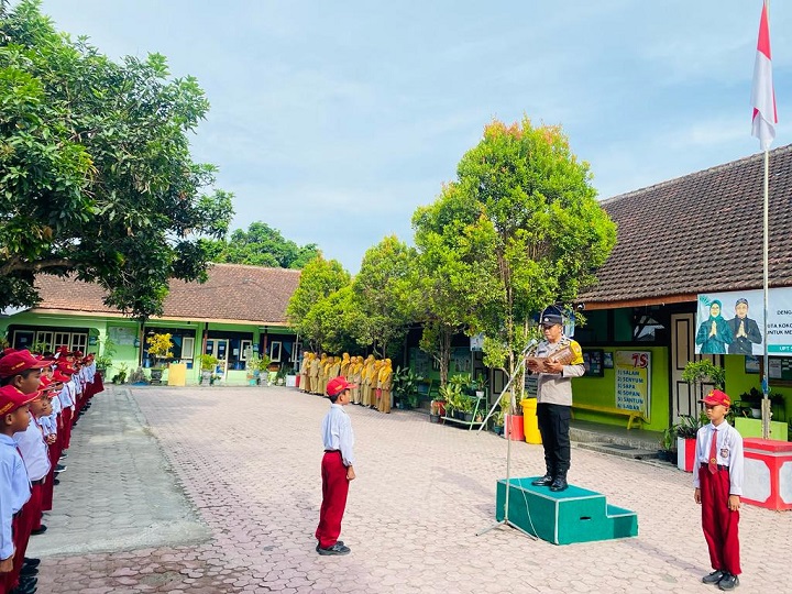 Petugas saat memberikan arahan dalam upacara. SP/Lestariono