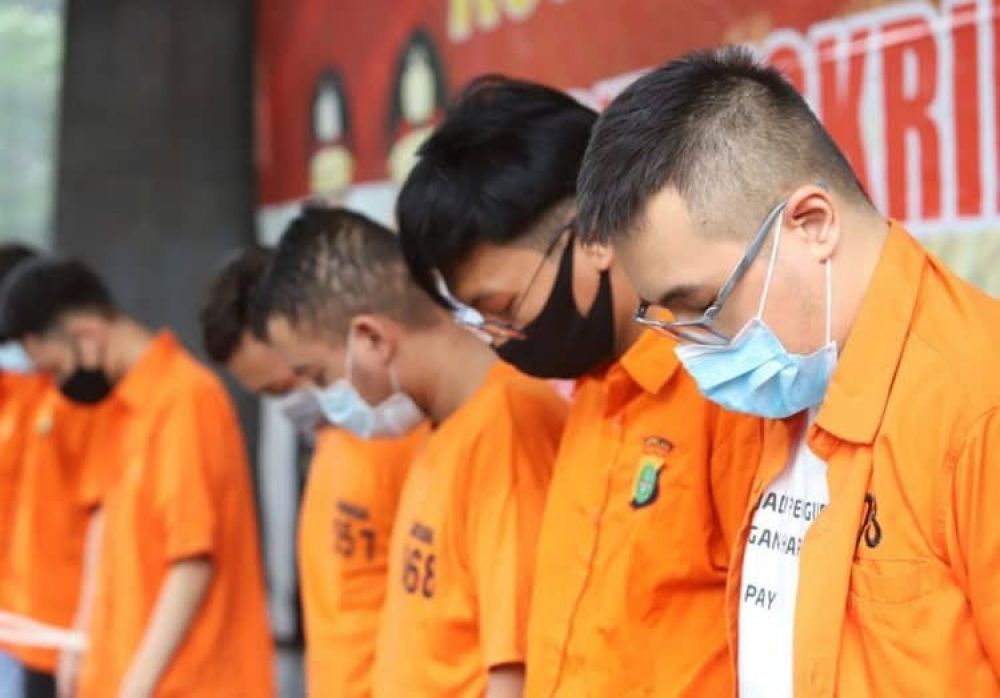 9 tersangka dari total 56 orang yang digerebek dalam pesta gay di Apartemen Kuningan, Jakarta Selatan.