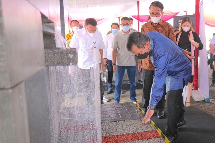 Direktur Utama SIG, Donny Arsal (paling kiri) memperhatikan demo produk ThruCrete. SP/SIG