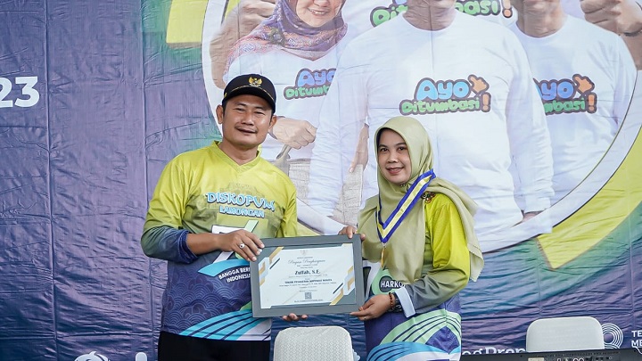 Bupati menyerahkan piagam penghargaan kepada penggerak koperasi wanita. SP/MUHAJIRIN