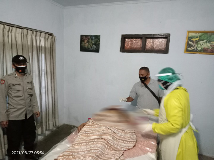 Korban ketika dilakukan pemeriksaan luar oleh Tim Medis disaksikan Polisi dan perangkat desa. SP/Hadi Lestariono